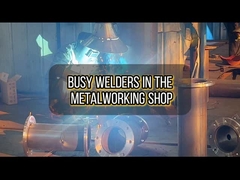 Uma loja de metalurgia movimentada