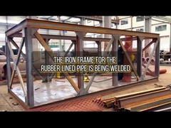 A estrutura de ferro do tubo revestido de borracha para exportação está sendo soldada