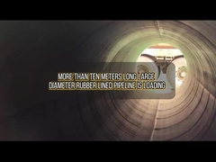 Mais de 10 metros de tubos revestidos de borracha estão a ser carregados